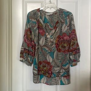 Trina Turk 100% silk floral print shirt w whip stitch detailing size Medium
